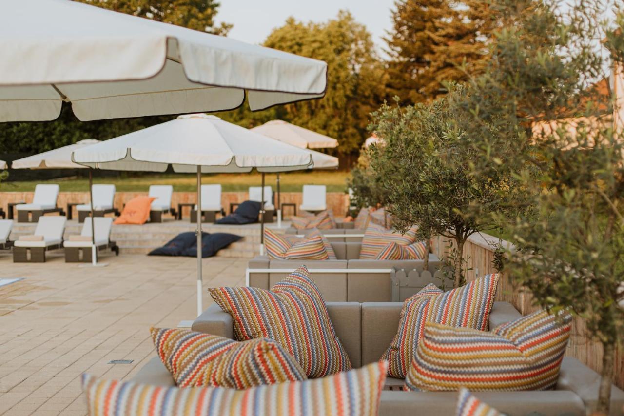 Hotel 1000 Ruza Белград Екстериор снимка