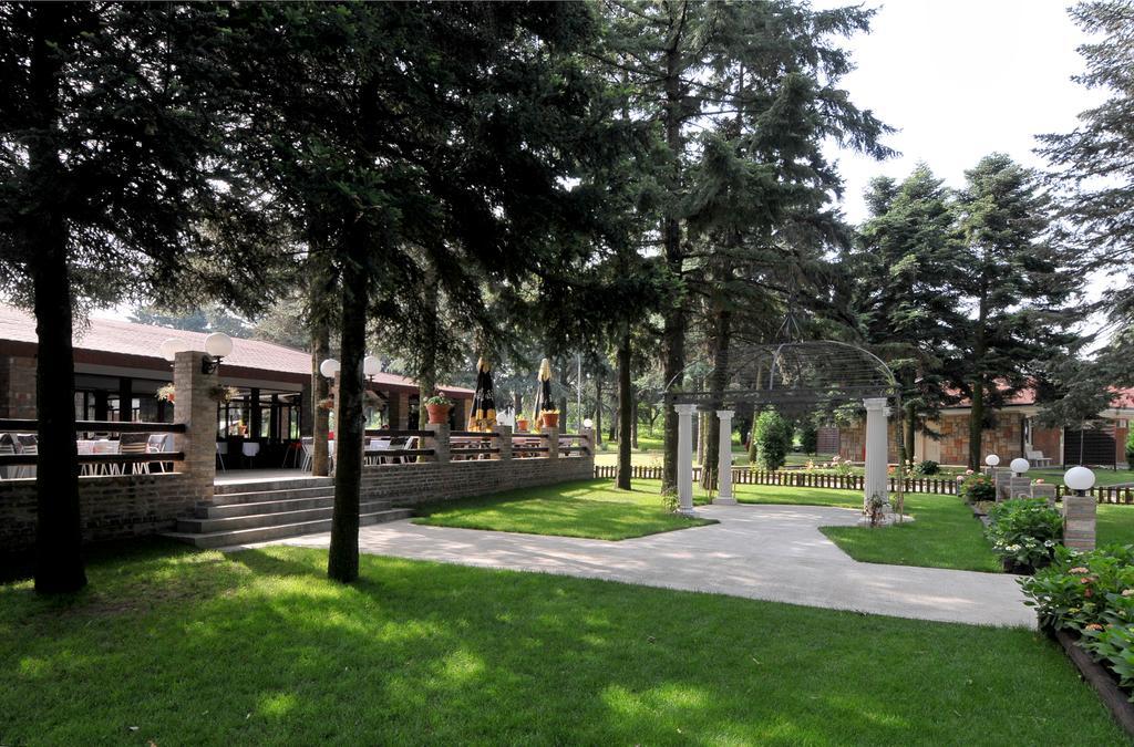 Hotel 1000 Ruza Белград Екстериор снимка