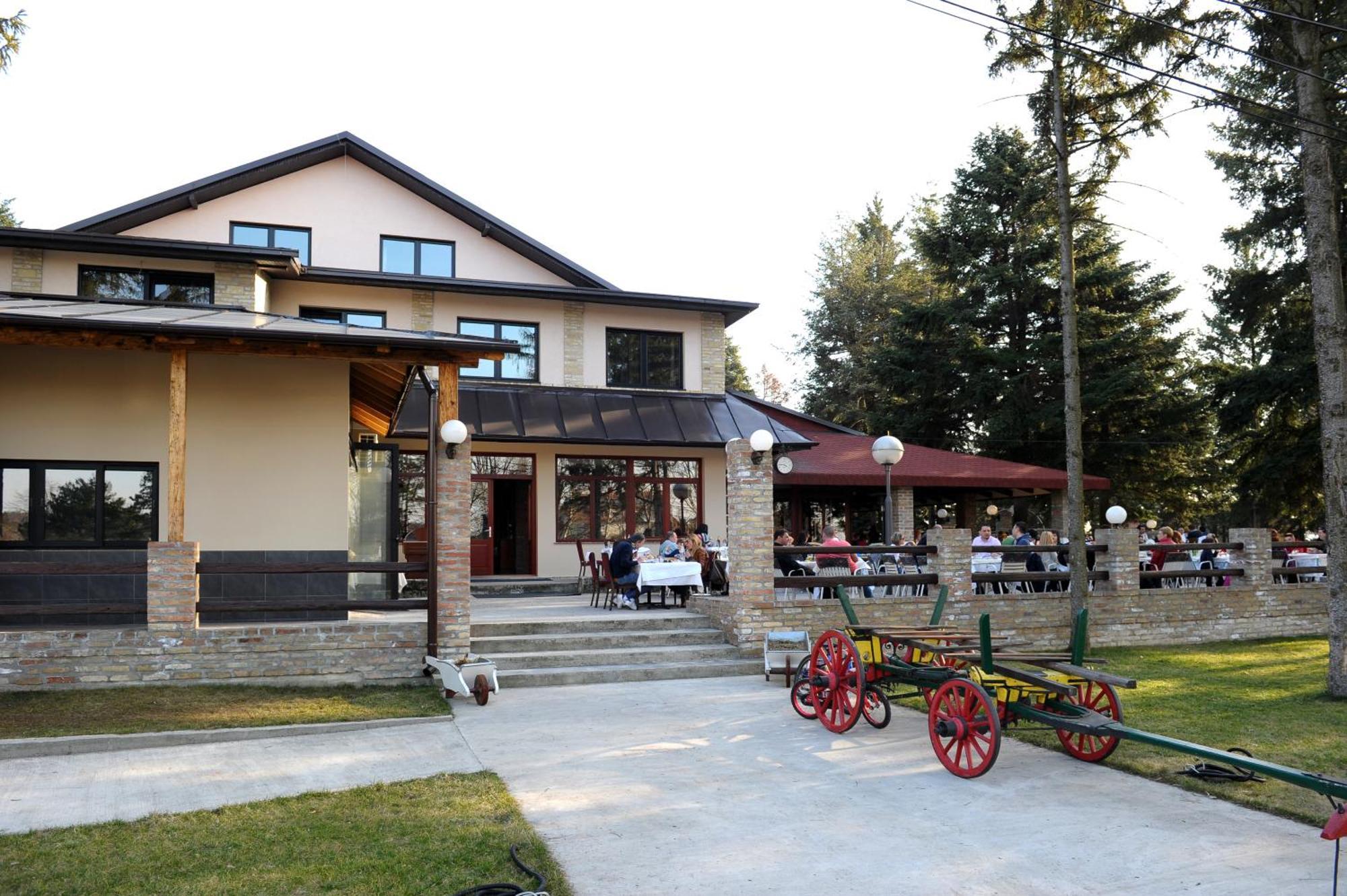 Hotel 1000 Ruza Белград Екстериор снимка