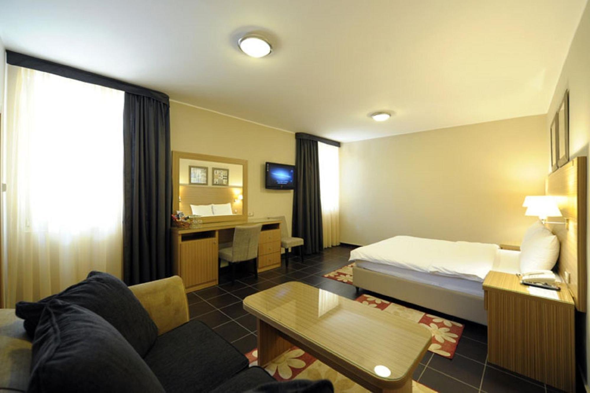 Hotel 1000 Ruza Белград Стая снимка
