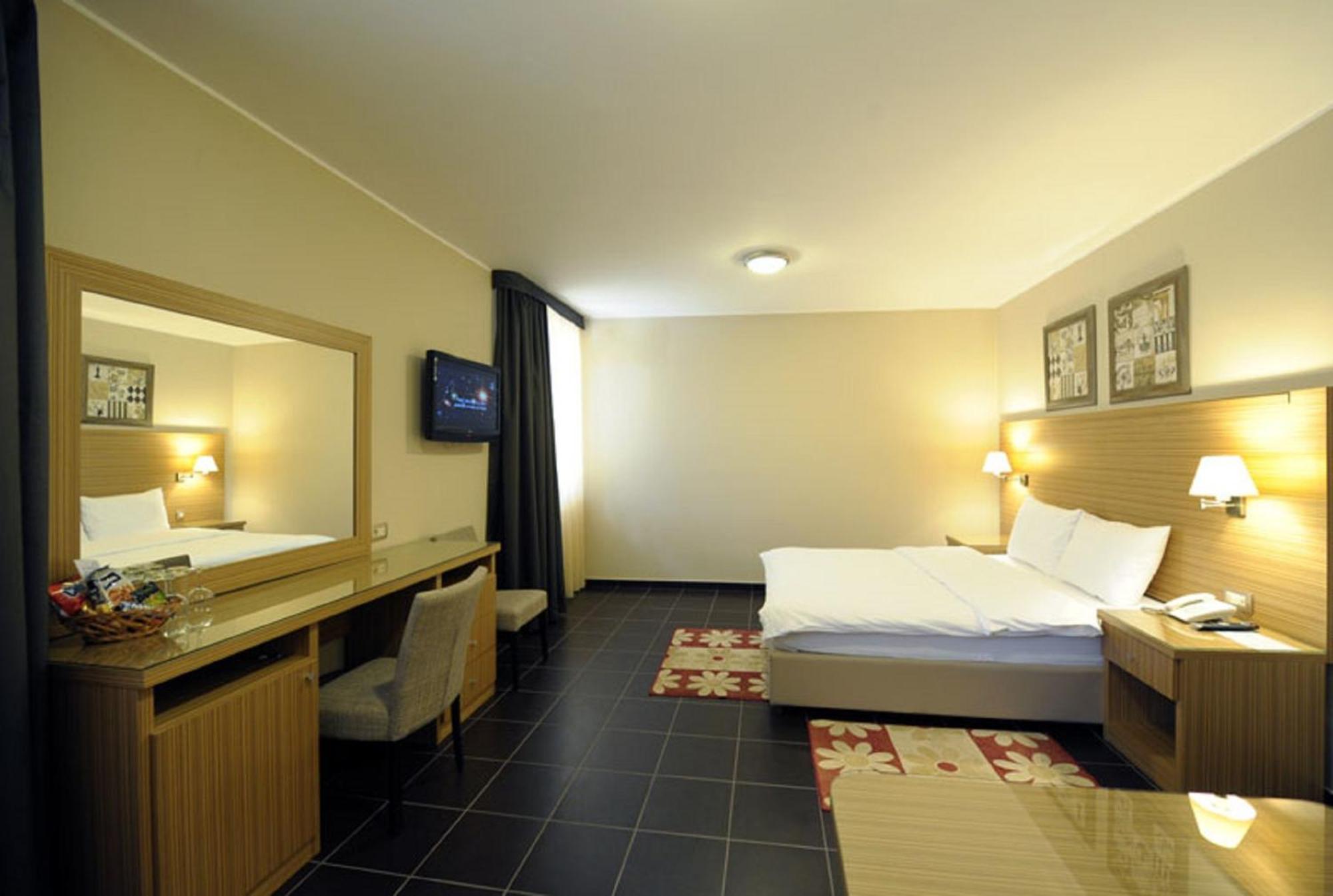 Hotel 1000 Ruza Белград Стая снимка
