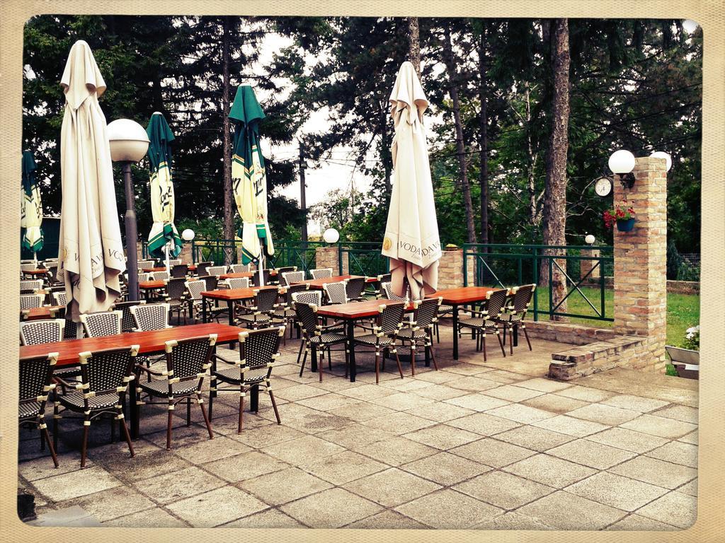 Hotel 1000 Ruza Белград Екстериор снимка