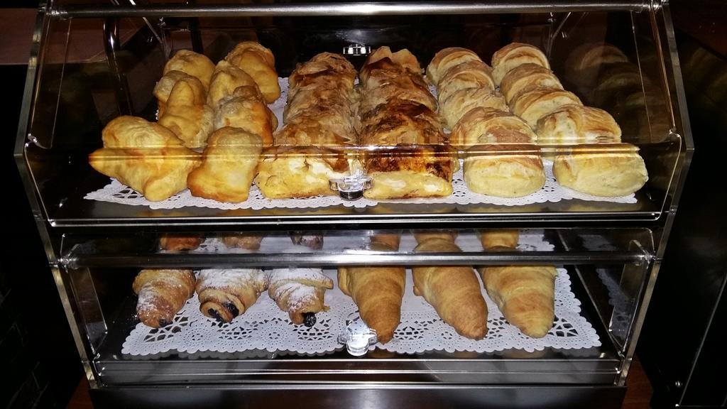 Hotel 1000 Ruza Белград Екстериор снимка